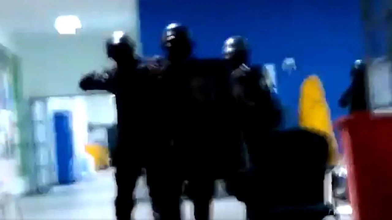 Encapuchados y con armas: la Policía desalojó a trabajadores despedidos de Kimberly Clark