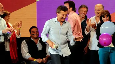 Pese a la crisis económica, Mauricio Macri bailó Queen en una fiesta con sus funcionarios Pese a la crisis económica, Mauricio Macri bailó Queen en una fiesta con sus funcionarios