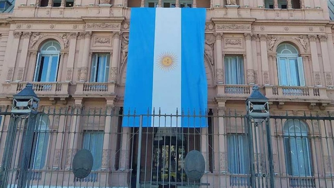 El insólito motivo del Gobierno para colgar una bandera en Casa Rosada