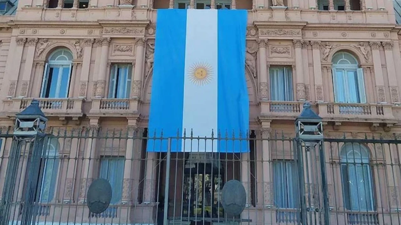 El insólito motivo del Gobierno para colgar una bandera en Casa Rosada