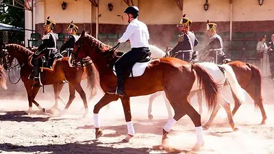 En medio de la crisis económica, Mauricio Macri paseó en caballo junto a los granaderos En medio de la crisis económica, Mauricio Macri paseó en caballo junto a los granaderos