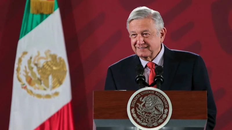 Denuncian que el embajador de México robó un libro y le ordenaron volver 