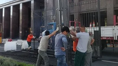 Así sacaron las rejas de Plaza de Mayo por pedido de Alberto Fernández Así sacaron las rejas de Plaza de Mayo por pedido de Alberto Fernández
