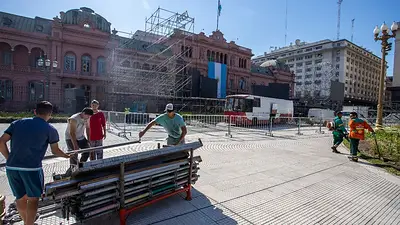 A un día de la asunción de Alberto Fernández, así luce la Plaza de Mayo sin rejas A un día de la asunción de Alberto Fernández, así luce la Plaza de Mayo sin rejas