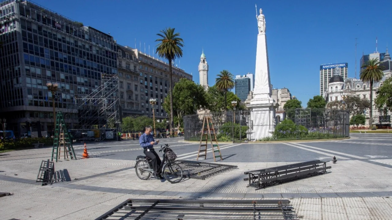 Sacaron la última reja de la Plaza de Mayo y la gente cantó la marcha peronista