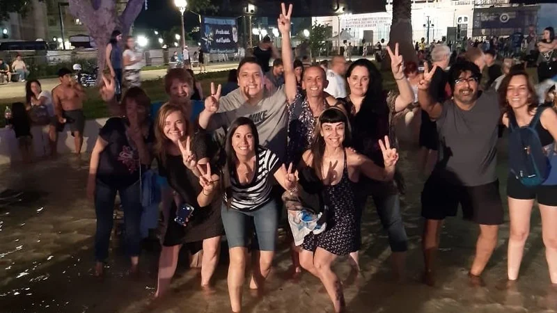 Plaza de Mayo: festejos a la medianoche y el saludo de Máximo Kirchner y Wado de Pedro