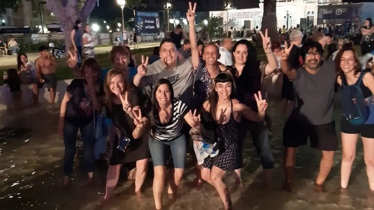 Plaza de Mayo: festejos a la medianoche y el saludo de Máximo Kirchner y Wado de Pedro