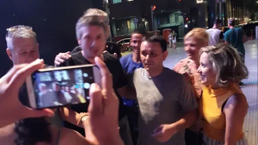 La emotiva anécdota de Máximo con jubilados en Plaza de Mayo