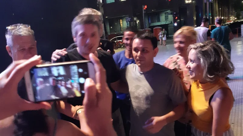 La emotiva anécdota de Máximo Kirchner con una pareja de jubilados cordobeses en Plaza de Mayo