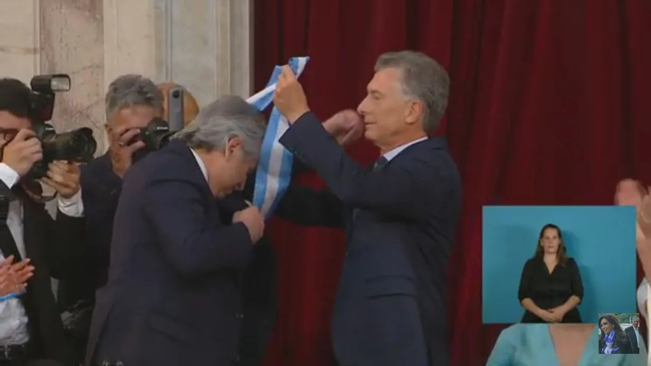 El momento en el que Mauricio Macri le puso la banda presidencial a Alberto Fernández