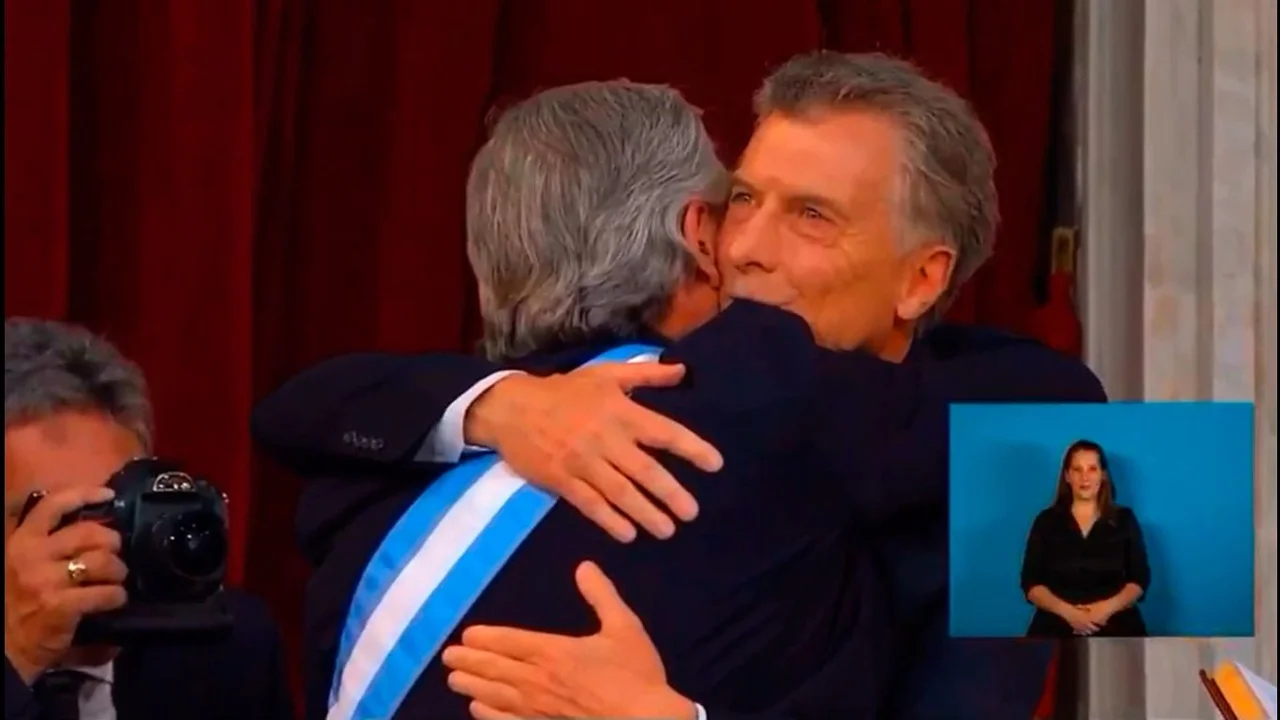 VIDEO: ¿Qué le dijo Macri a Alberto Fernández al oído cuando le pasó la banda?