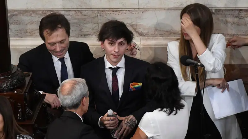 Estanislao Fernández llevó un pañuelo LGBTIQ