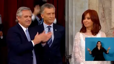 El gesto de la traductora de señas mientras se cantaba la marcha peronista en la asunción de Alberto Fernández y Cristina Kirchner El gesto de la traductora de señas mientras se cantaba la marcha peronista en la asunción de Alberto Fernández y Cristina Kirchner