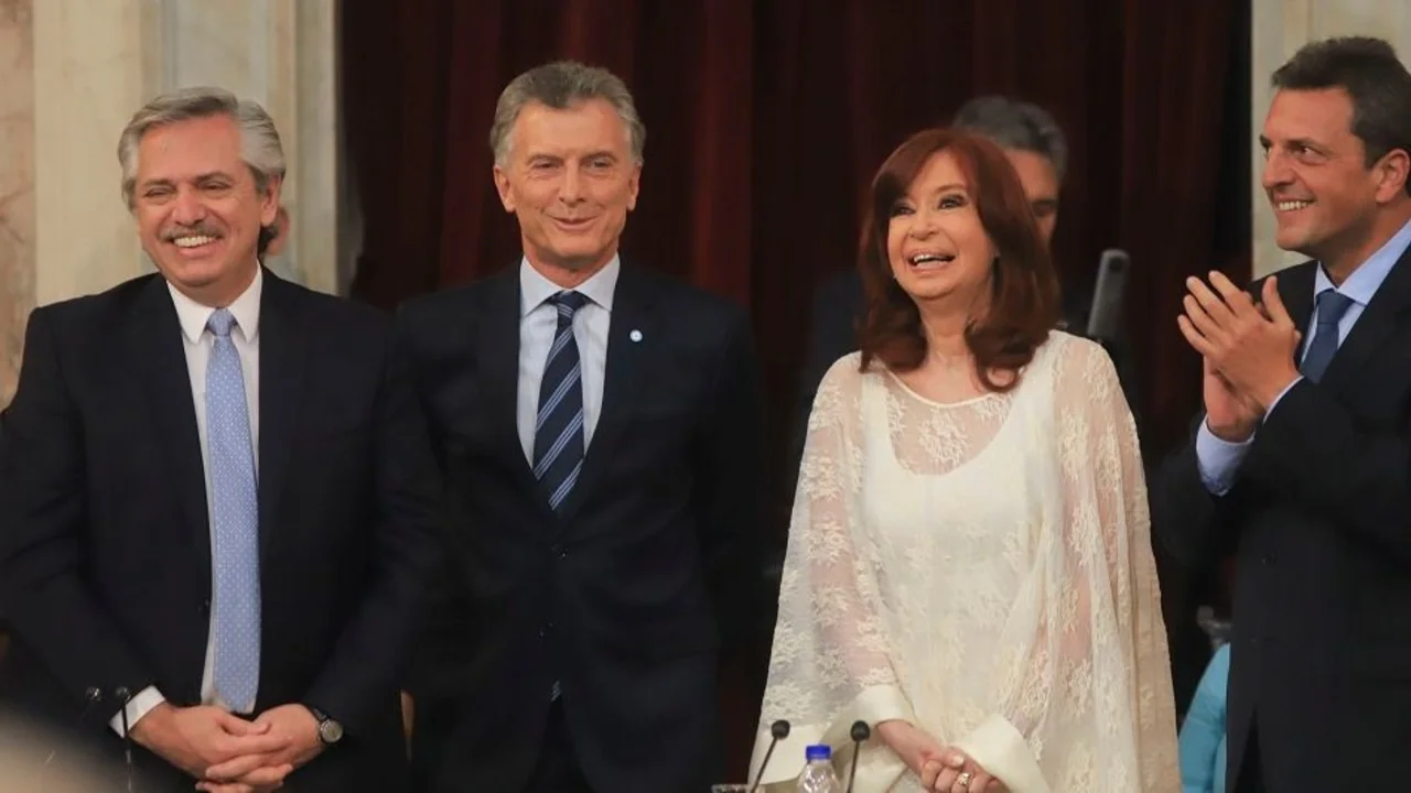 El gesto de Cristina Kirchner cuando le dan la misma lapicera que usó Mauricio Macri para firmar el acta 