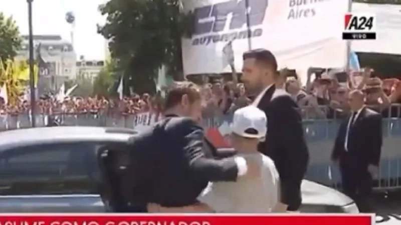 El emotivo saludo de un nene a Axel Kicillof antes de su asunción 