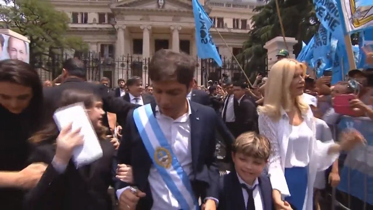 El tierno gesto del hijo de Axel Kicillof con las cartas que le daban al gobernador de Buenos Aires