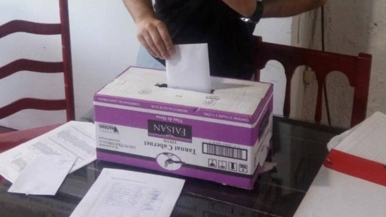 Un club del fútbol uruguayo utilizó una caja de vino como urna para las elecciones