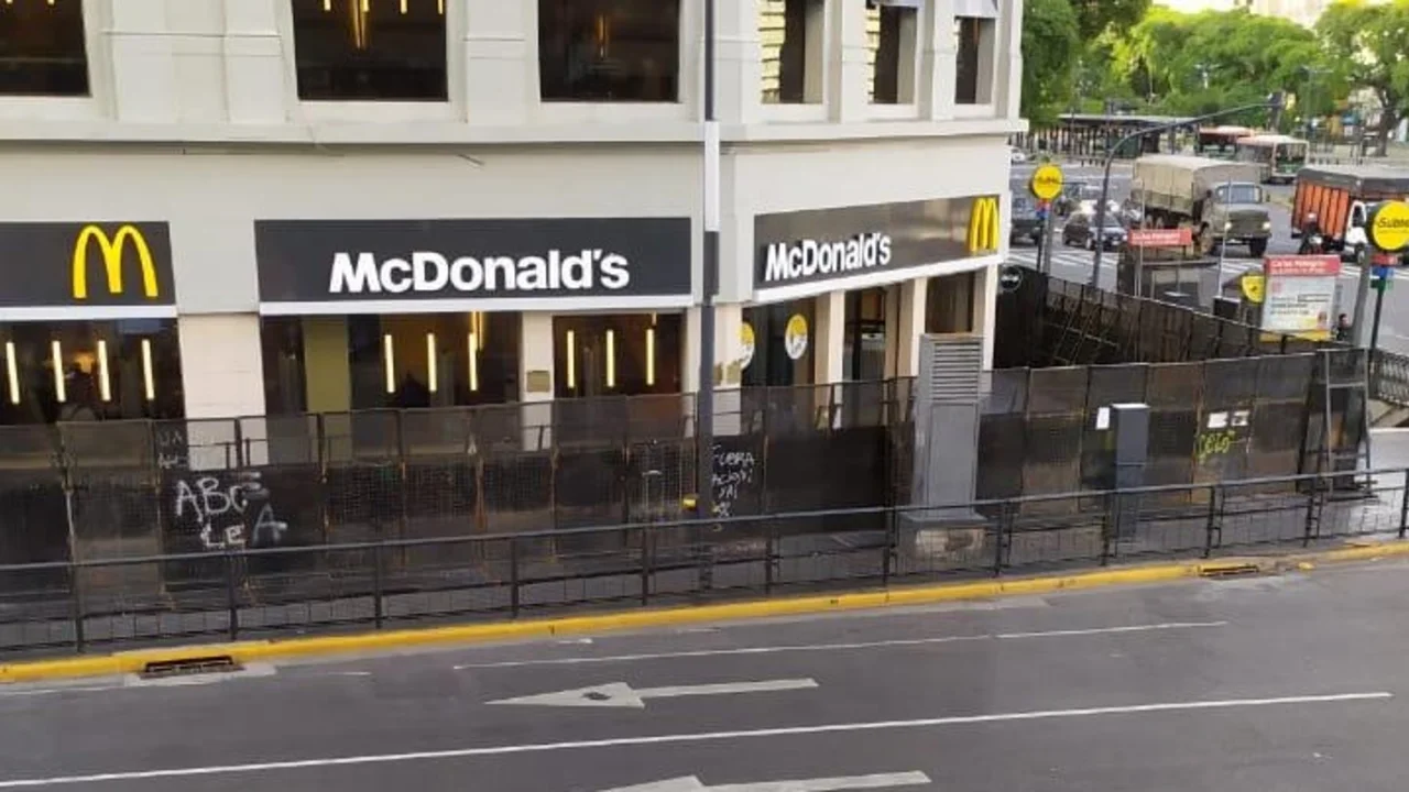 El McDonald's del Obelisco amaneció vallado por el Día del Hincha de Boca