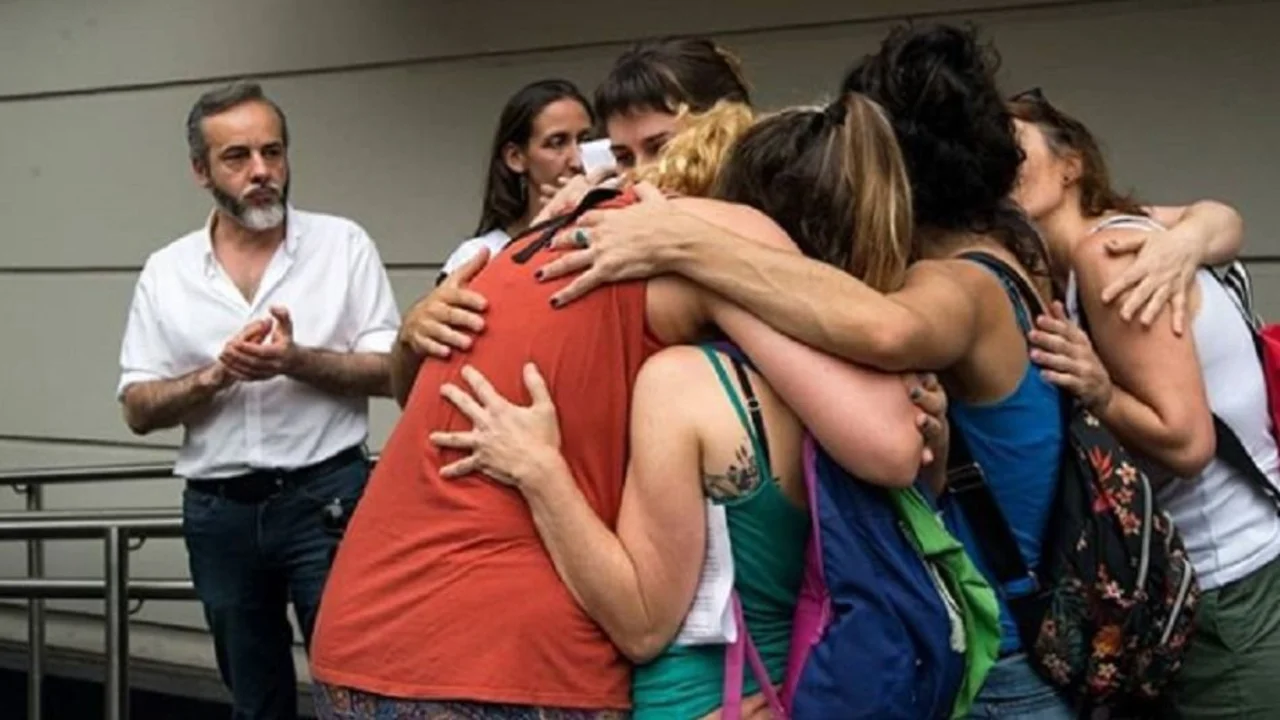 El colegio ORT despidió a 10 docentes y realizaron un abrazo para pedir la reincoporación