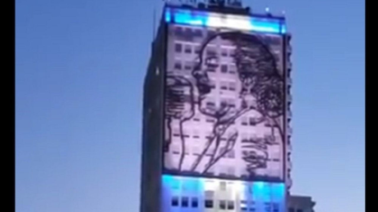 Volvieron a iluminar la imagen de Eva Perón en la 9 de Julio