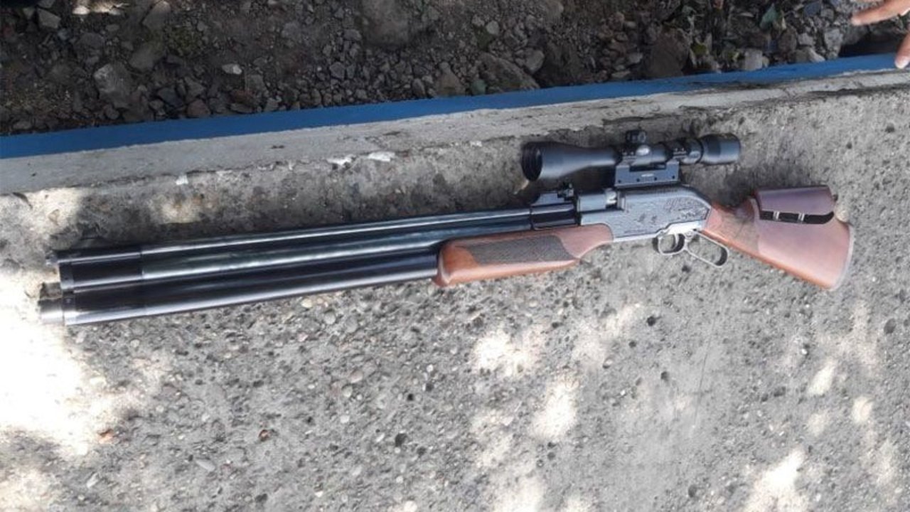 El futbolista Alan Ruiz fue detenido por golpear, maltratar y amenazar a empleados de camping con un rifle