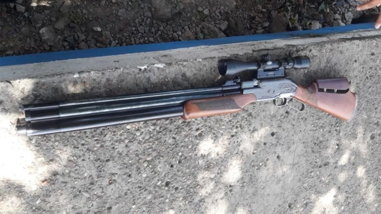 El futbolista Alan Ruiz fue detenido por golpear, maltratar y amenazar a empleados de camping con un rifle