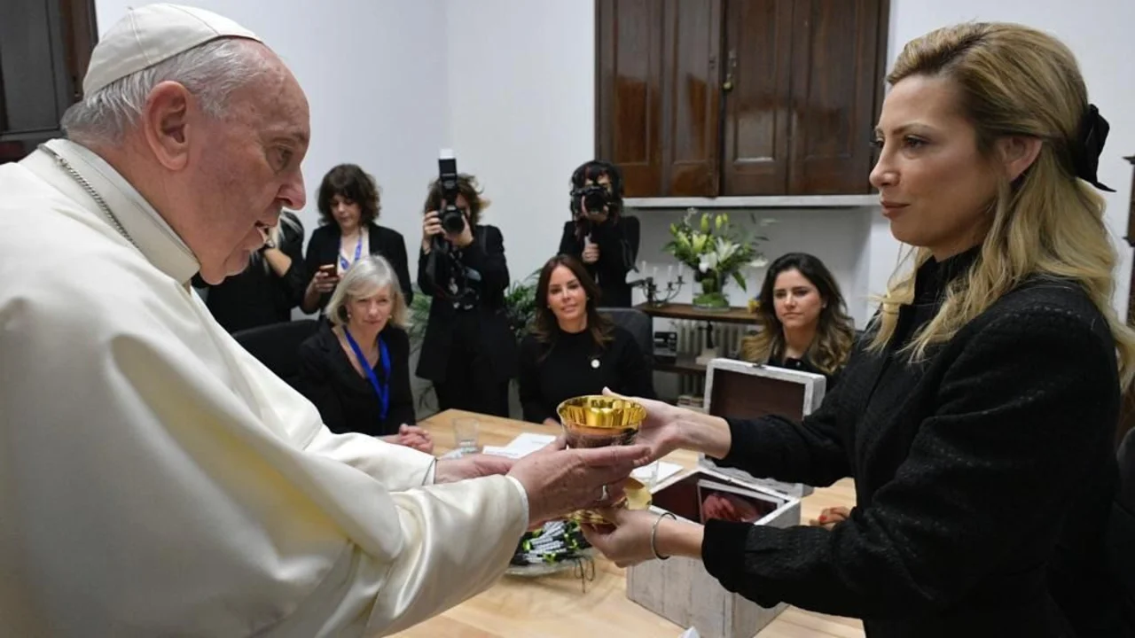 Fabiola Yáñez le llevó un regalo al papa Francisco y le pidió que visite la Argentina