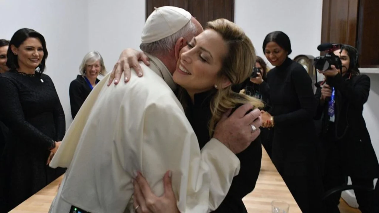 Fabiola Yañez fue al Vaticano y le regaló al papa Francisco el cáliz de la misa en la Basílica de Luján