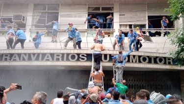 La oposición a Roberto Fernández tomó la sede de la UTA