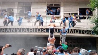 La oposición a Roberto Fernández tomó la sede de la UTA
