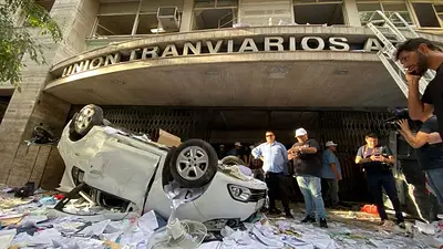 Toma en la UTA: destrozos, 11 heridos y Roberto Fernández atrincherado Toma en la UTA: destrozos, 11 heridos y Roberto Fernández atrincherado