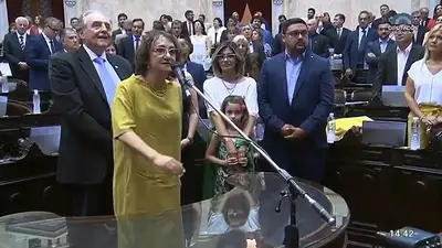"Vivir solo cuesta vida": el juramento ricotero de una de las nuevas diputadas antes de votar la ley de Emergencia Pública "Vivir solo cuesta vida": el juramento ricotero de una de las nuevas diputadas antes de votar la ley de Emergencia Pública