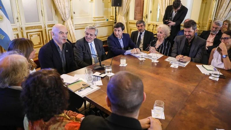 Martin Caparrós integró la mesa del Consejo contra el Hambre que encabezó Alberto Fernández