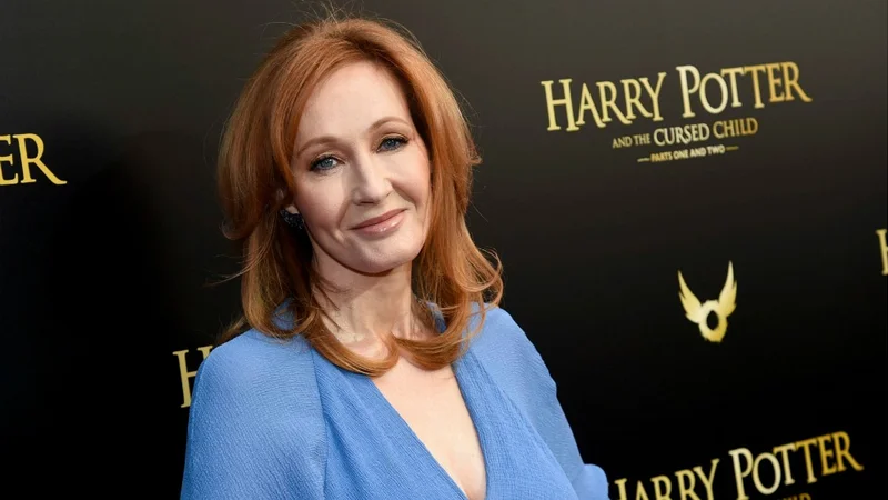 J.K. Rowling, la escritora de Harry Potter, fue acusada en redes sociales por un polémico tuit