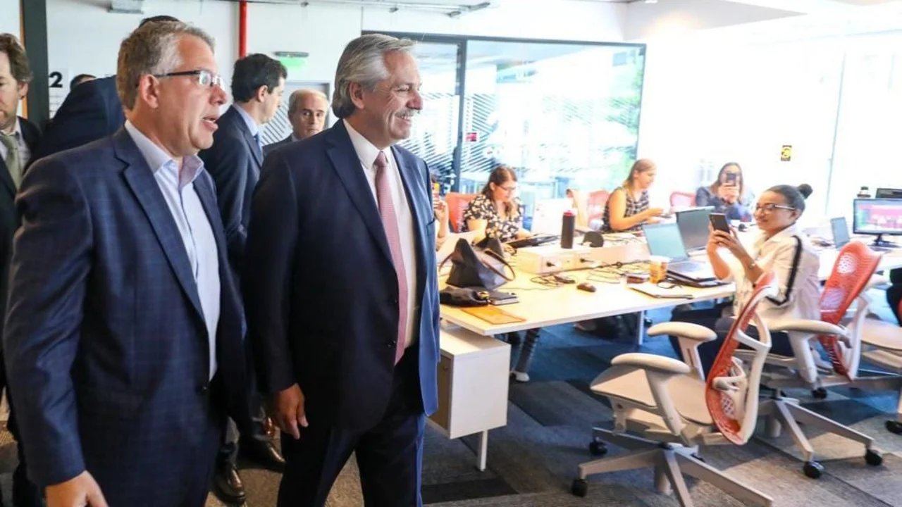 Video: el emotivo recibimiento a Alberto Fernández cuando llegó a la empresa Accenture 
