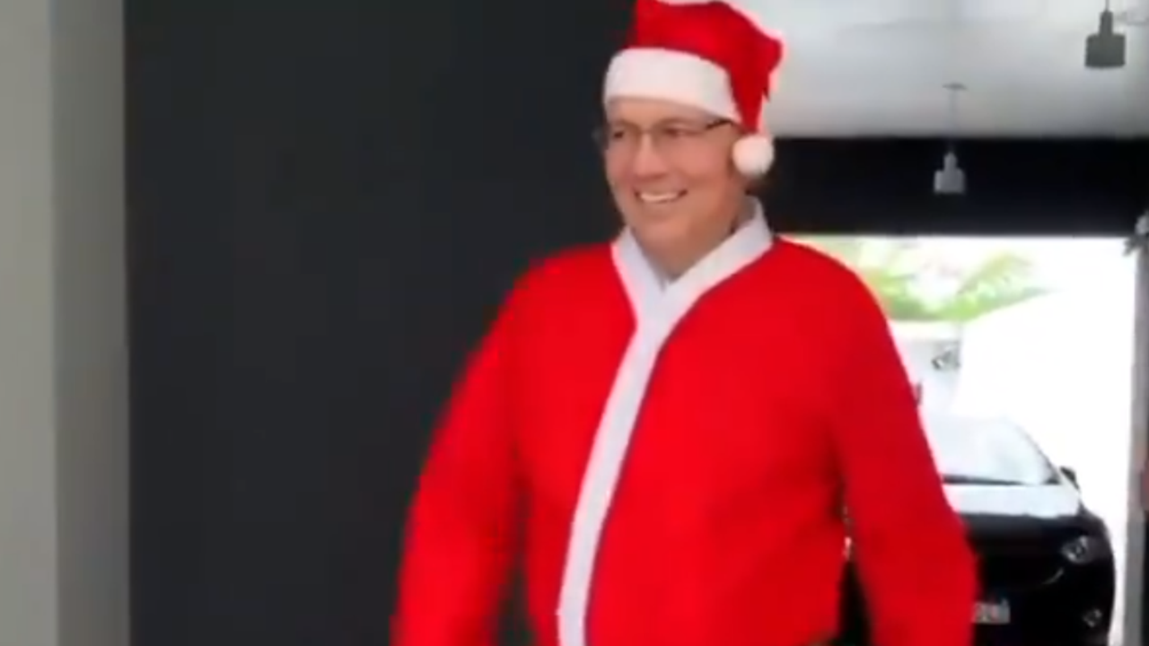 Viral: Alejandro Sabella se vistió de Papá Noel en Navidad y el video estalló en las redes sociales