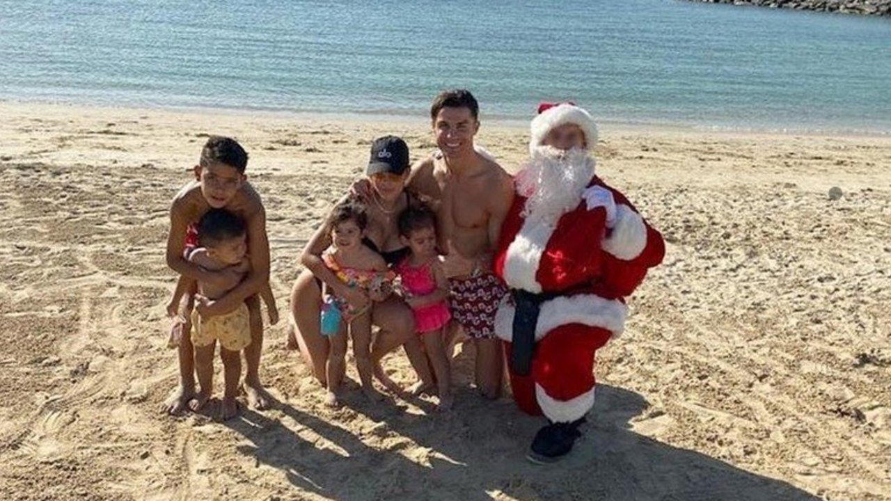 Los desopilantes memes burlando a Cristiano Ronaldo por sacarse una foto con un 'Papá Noel' muy parecido a Lionel Messi