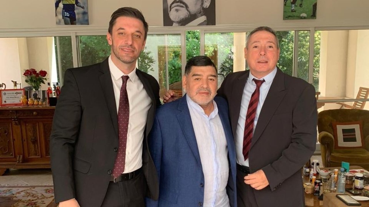 El look 'a lo Piter Robledo' de Diego Maradona para reunirse con Alberto Fernández en la Casa Rosada