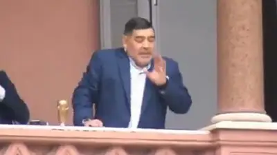 Maradona en el balcón: "¡Macri, nunca más, que se vaya a Tailandia!" Maradona en el balcón: "¡Macri, nunca más, que se vaya a Tailandia!"