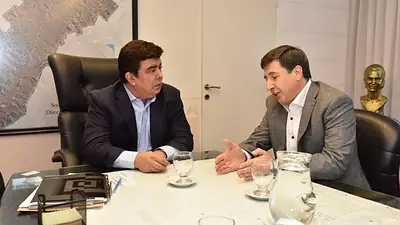 Daniel Arroyo y Fernando Espinoza se reunieron para tratar la crisis social Daniel Arroyo y Fernando Espinoza se reunieron para tratar la crisis social
