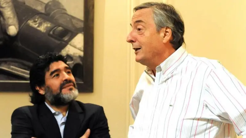La emotiva foto de Diego Maradona en Casa Rosada con un busto que recuerda a Néstor Kirchner