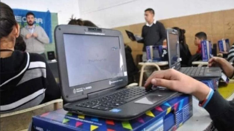 Puiggrós: "Estamos estudiando la implementación del Plan Conectar Igualdad"