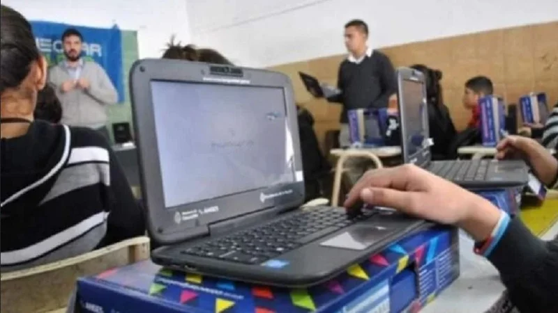 Puiggrós: "Estamos estudiando la implementación del Plan Conectar Igualdad"