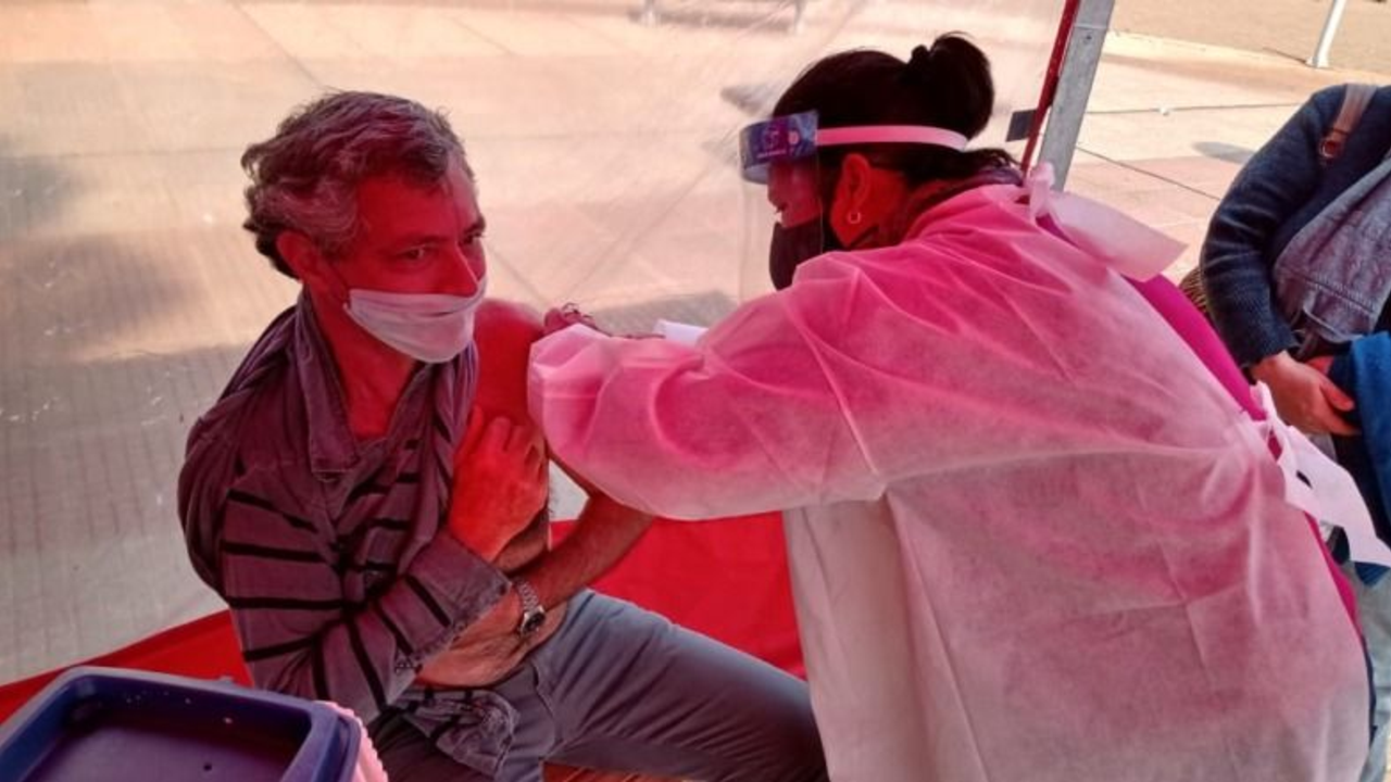 Invertirán más de 2 mil millones para vacunar a bonaerenses contra el coronavirus