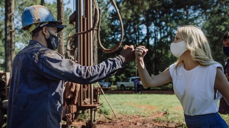 Fabiola Yañez recorrió obras que llevará agua potable más de 500 familias