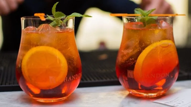 Llegó el calor: cómo hacer el mejor Campari con naranja