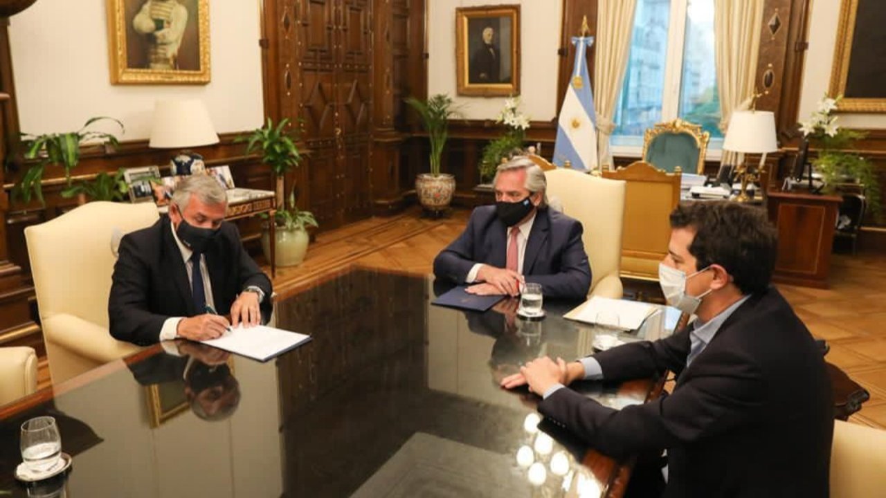 Alberto con Wado de Pedro y Gerardo Morales por el Consenso Fiscal 