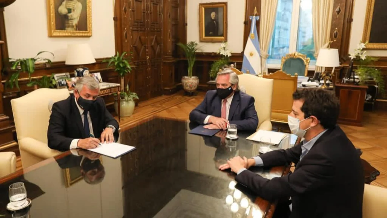 Alberto con Wado de Pedro y Gerardo Morales por el Consenso Fiscal 