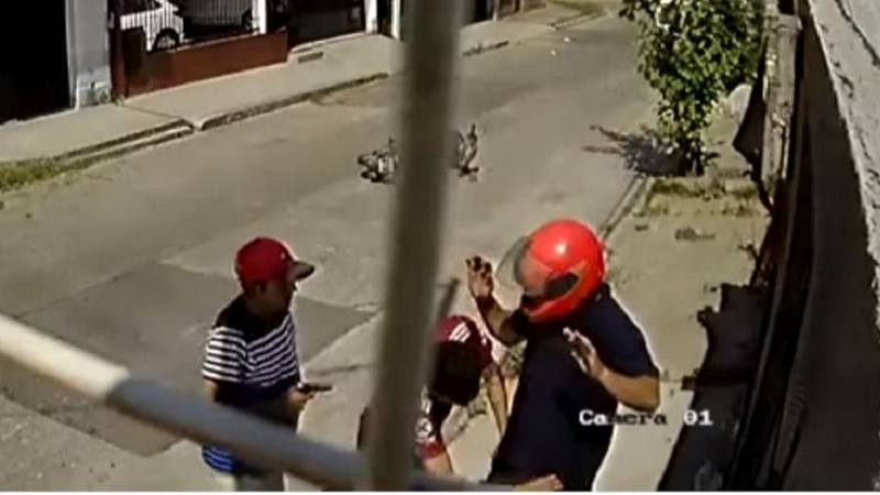 Así roban en Tucumán: delincuentes desvalijan a un motociclista