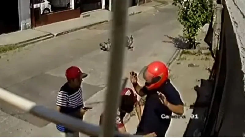 Así roban en Tucumán: delincuentes desvalijan a un motociclista